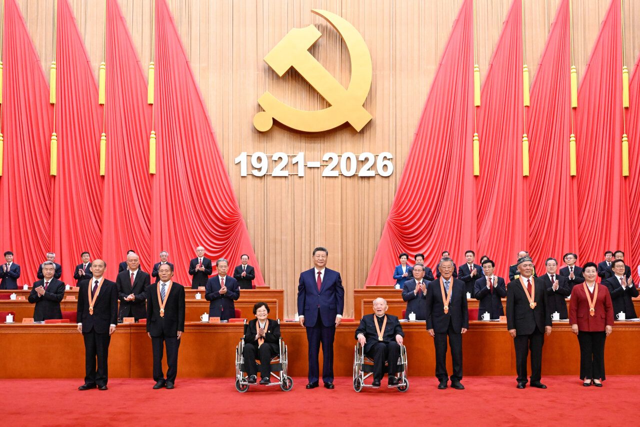历史和人民之所以选择中国共产党